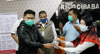 Dukung Penanganan Covid19, Pimpinan DPRD Jabar Serahkan Bantuan APD ke Tenaga Medis