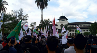 Tuntut Kejelasan RUU HIP, Ratusan Massa Aksi Geruduk Gedung Sate