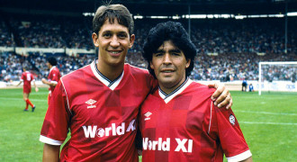 Gary Lineker Kenang saat Maradona Juggling Pakai Kaus Kaki