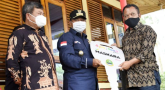 Wagub Uu Ruzhanul Serahkan Maskara di Garut