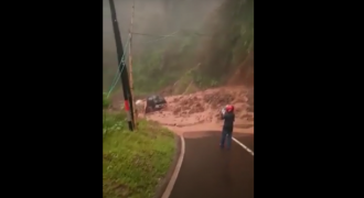 Jalan Talegong Tertutup Longsor,  Bandung-Garut Terputus