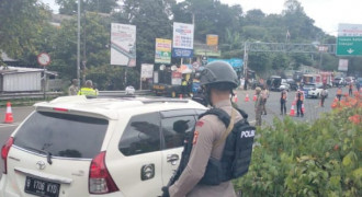 Sat Brimob Polda Jabar Amankan Operasi Yustisi di Jalur Puncak Gadog