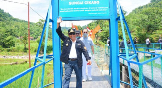 Wagub Uu Resmikan Jembatan Simpay Asih Cikaso Garut