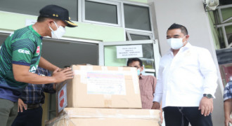 Bagikan APD dan Masker, Legislator: Perlindungan Nakes Harus Diprioritaskan