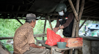 Gubernur Ridwan Kamil Kembali Salurkan Bansos pada Warga Terdampak PPKM di Kabupaten Bekasi