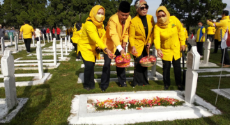 Rangkaian HUT ke-57, Golkar Jabar Gelar Ziarah dan Tabur Bunga di TMP Cikutra