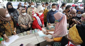 Stabilkan Harga Minyak Goreng, Pemprov Jabar Gelar Operasi Pasar di Karawang