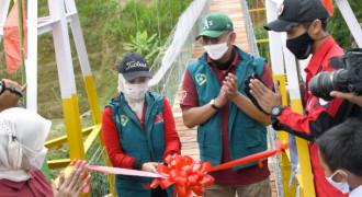 Ridwan Kamil Resmikan Jembatan Cinta di Cililin Hasil Swadaya Alumni SMAN 5 Bandung