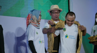 Gubernur Ridwan Kamil Wisuda 1.249 Petani Milenial