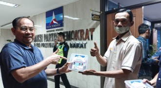 Fraksi Demokrat DPRD Jabar Bagikan Paket Daging Kurban