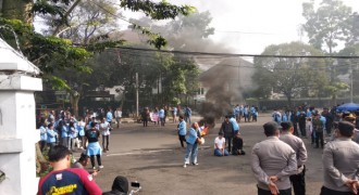 Tolak Kenaikan Harga BBM, Mahasiswa Gelar Demo di Depan Gedung DPRD Jabar