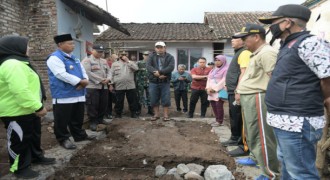 Wagub Jabar Bantu Perbaikan Rumah Undang yang Dirobohkan Rentenir