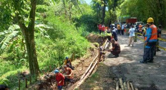 Longsor di Ruas Jalan Raya Bandung – Subang, Putuskan Pipa Utama PDAM 