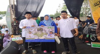 Hari Santri Nasional, Demokrat Jabar Serahkan Paket Umroh