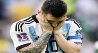 Dipecundangi Arab Saudi, Lionel Messi Tertunduk Lesu