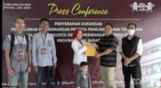 Ibu Muda Gendong Anak Sambangi KPU Jabar, Daftar Senator