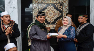 Sembari Wisata Rohani, Teh Ninik Bagikan Puluhan Paket Iqro dan Al Quran 