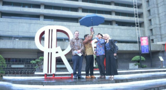 Suara Angklung Ridwan Kamil Kuatkan Hubungan Kerja Sama Jabar-British Council