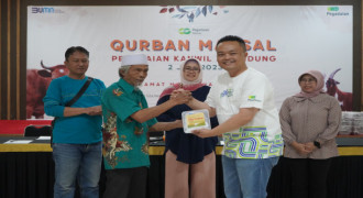 Pegadaian Jabar Salurkan Paket Daging Kurban