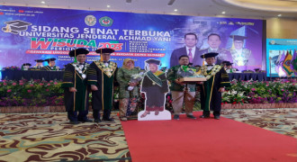 Momen Haru saat Prosesi Wisuda Mahasiswa Unjani