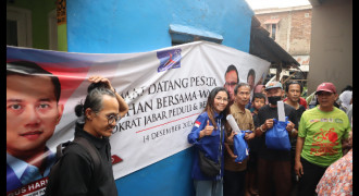 Demokrat Peduli Bagikan Paket Sembako untuk Warga