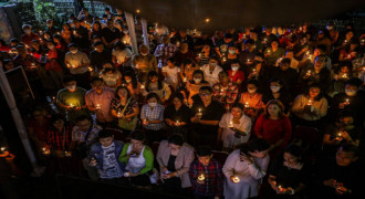 Meski Diguyur Hujan,Malam Natal di Bandung Khidmat