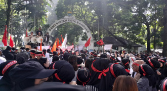 Pedagang Pasar Baru Geruduk Balaikota Bandung