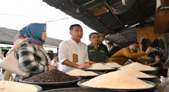 Stok Beras Aman, Bey: Masyarakat Jangan Beli Panik