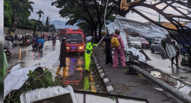 Puluhan Warga Luka Akibat Puting Beliung 