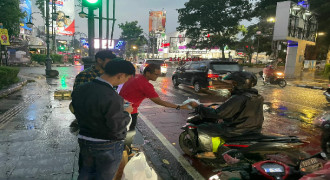 D'Bronx Berbagi Takjil di Jalanan Kota Bandung  