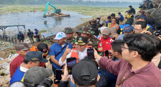 Pembersihan Sampah di Jembatan BBS Terus Berlanjut