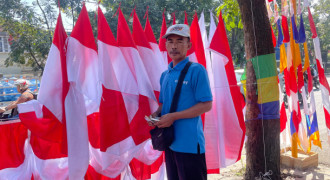 Penjual Musiman Bendera Merah Putih Mulai Marak