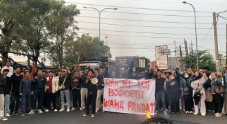 Demo Mahasiswa Bikin Macet Jalan Cut Mutia