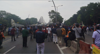 Demo Buruh Kota Bekasi Tutup Jalan Ahmad Yani