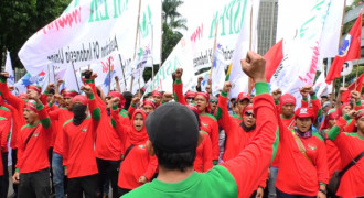 Ribuan Buruh Gelar Aksi Demo di Kemenakertrans RI 