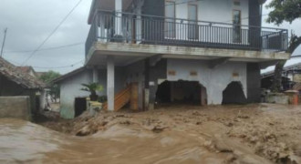 Tanggul Sungai Cisunggalah Jebol Air Genangi Rumah